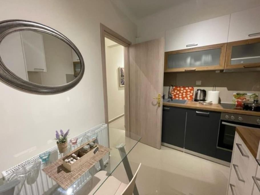 Crimson Suite: 1-Bedroom Apartment In 테살로니키 외부 사진